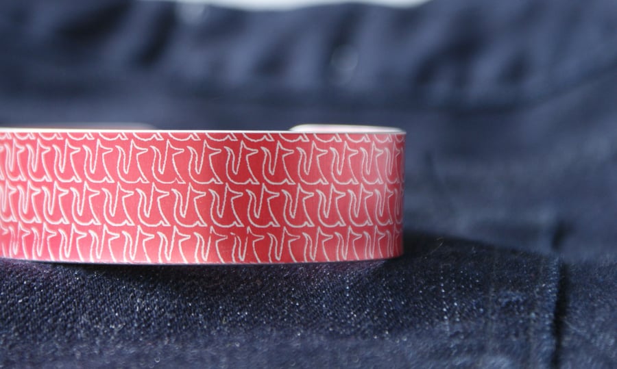 Geo fox pattern aluminium cuff bracelet red