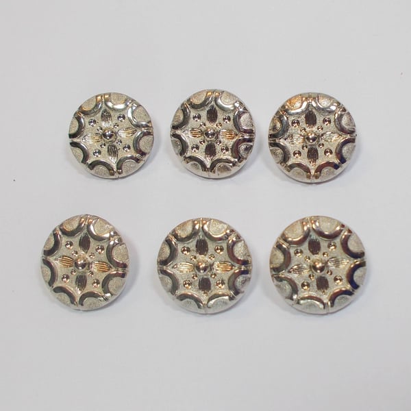 Silver coloured patterned shank buttons. 22mm approximately  Pack of 6.