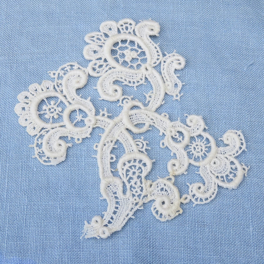 1 lovely vintage guipure lace motif