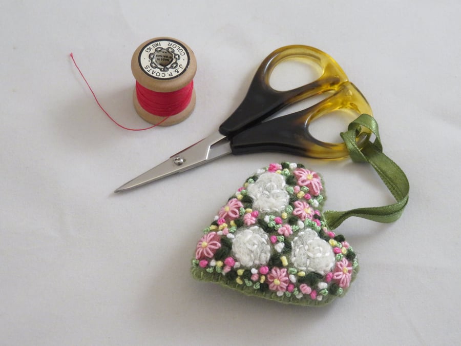 White roses embroidered Scissor Keeper