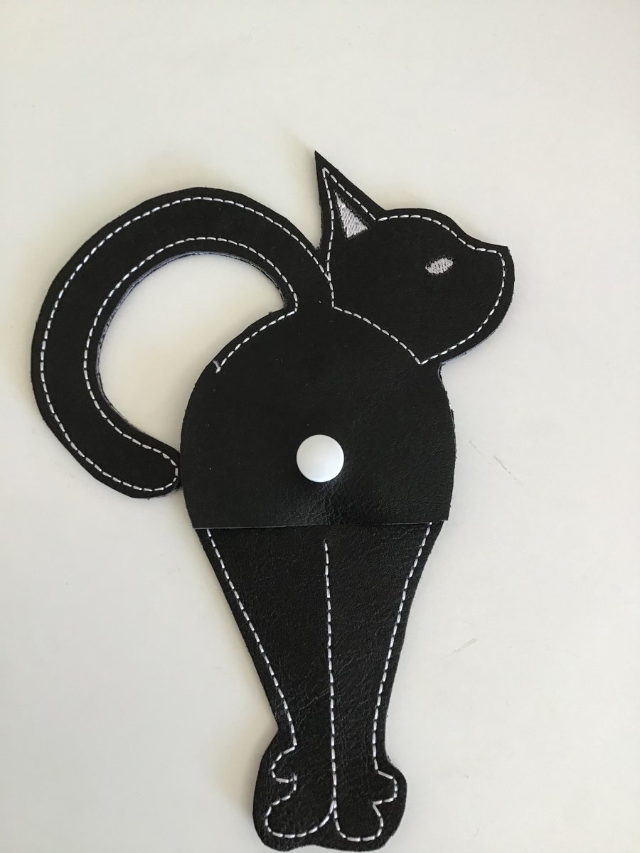 Cat scissors holder in black.