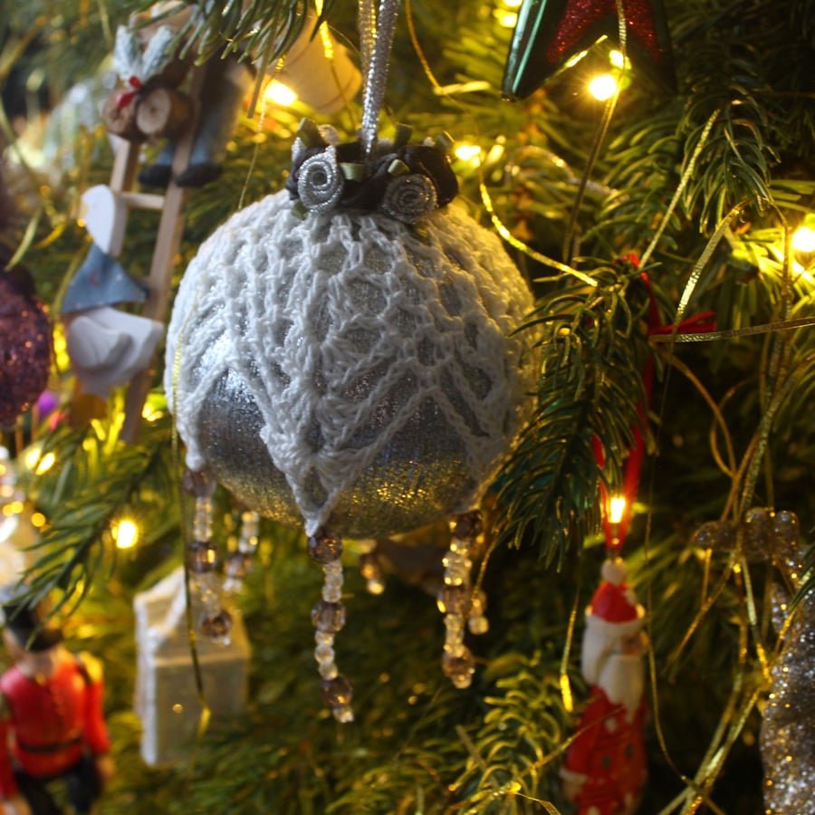Christmas bauble silver and white crochet lace vintage style, J4