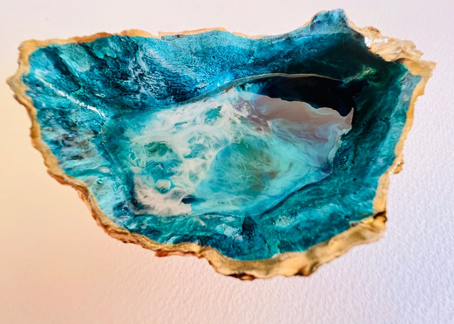 Hand painted Dorset Oyster ‘Into The Green’ 1 Shell Jewellery Trinket dish. Acry