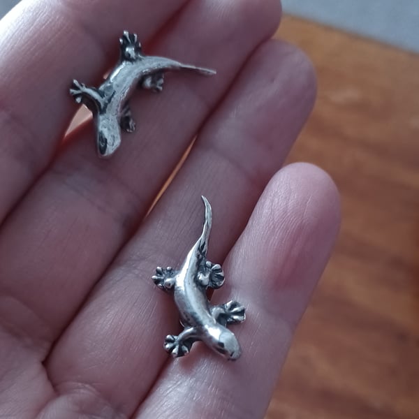 Silver gecko studs