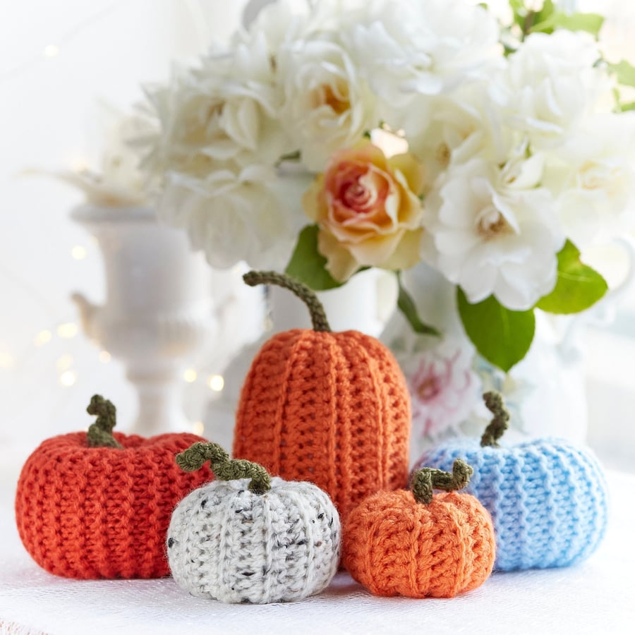 Set of 5 or 10 knitted pumpkins, rustic autumn, Halloween, Thanksgiving decor