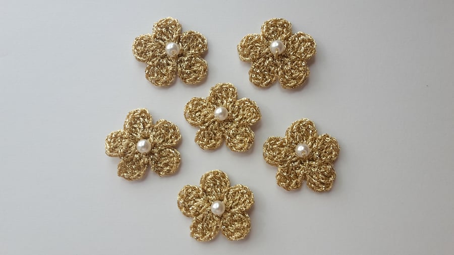 6x Gold Crochet Flowers with a Pearl 