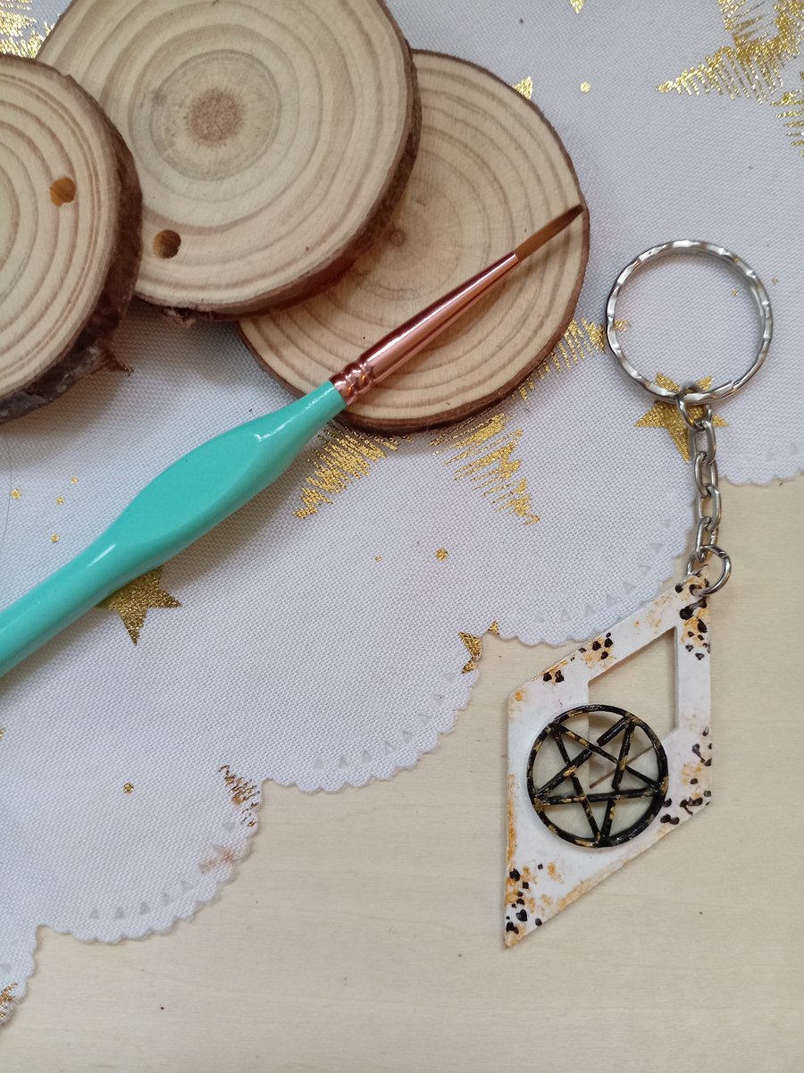 Wooden diamond pentagram keyring 