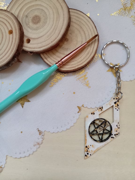 Wooden diamond pentagram keyring 