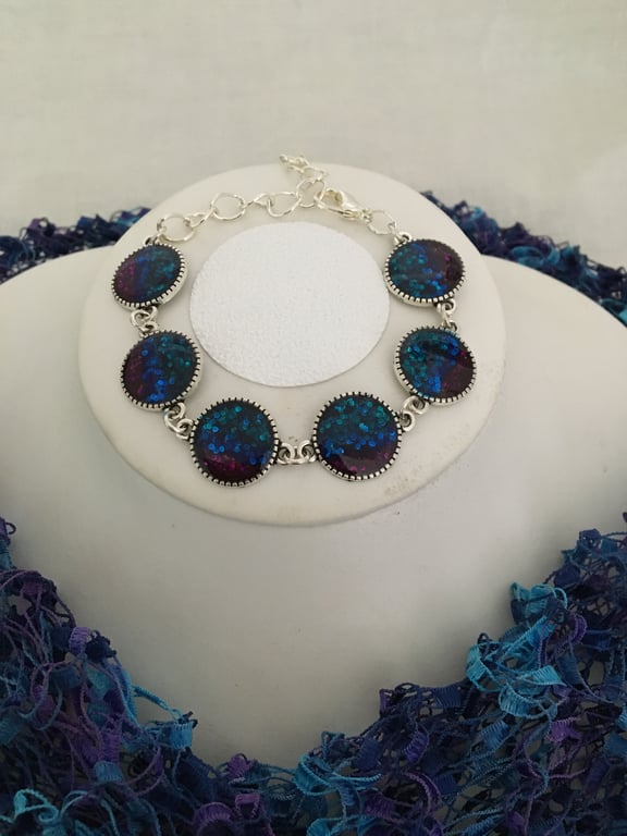 Eyecatching 6 Tricolour Rounds Bracelet