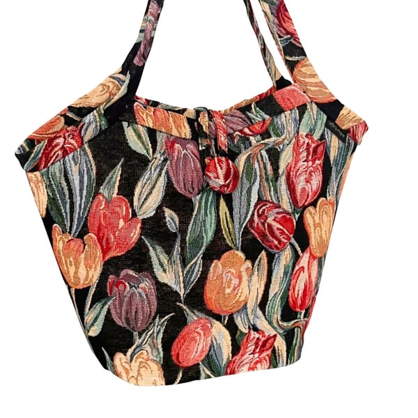 Bucket bag tulips and leaves 