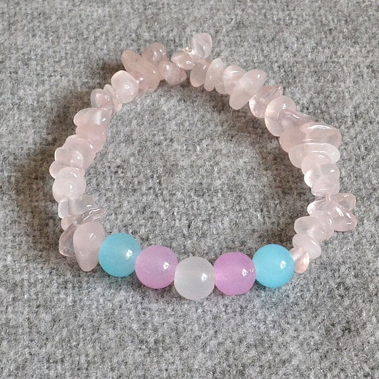 Trans Pride – Elastic Bracelet with Glass Beads and Rose Quartz Chip