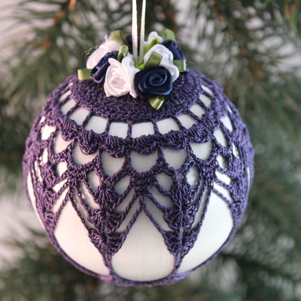 Christmas bauble white and navy vintage style, U4