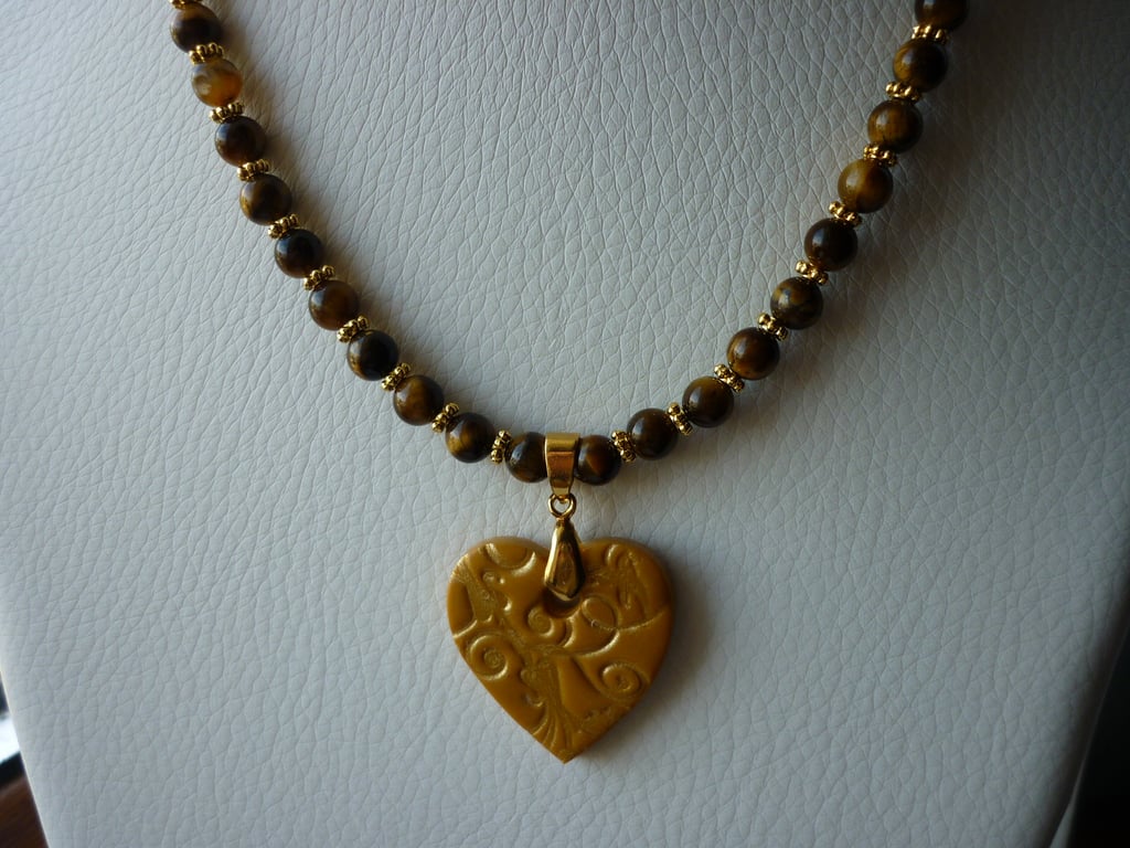 TIGERS EYE GEMSTONES AND GOLD HEAT NECKLACE.  814