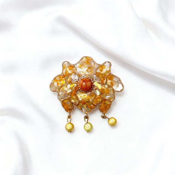 Golden Flower Hair Clip with Dew Drops – Resin and Shell Design