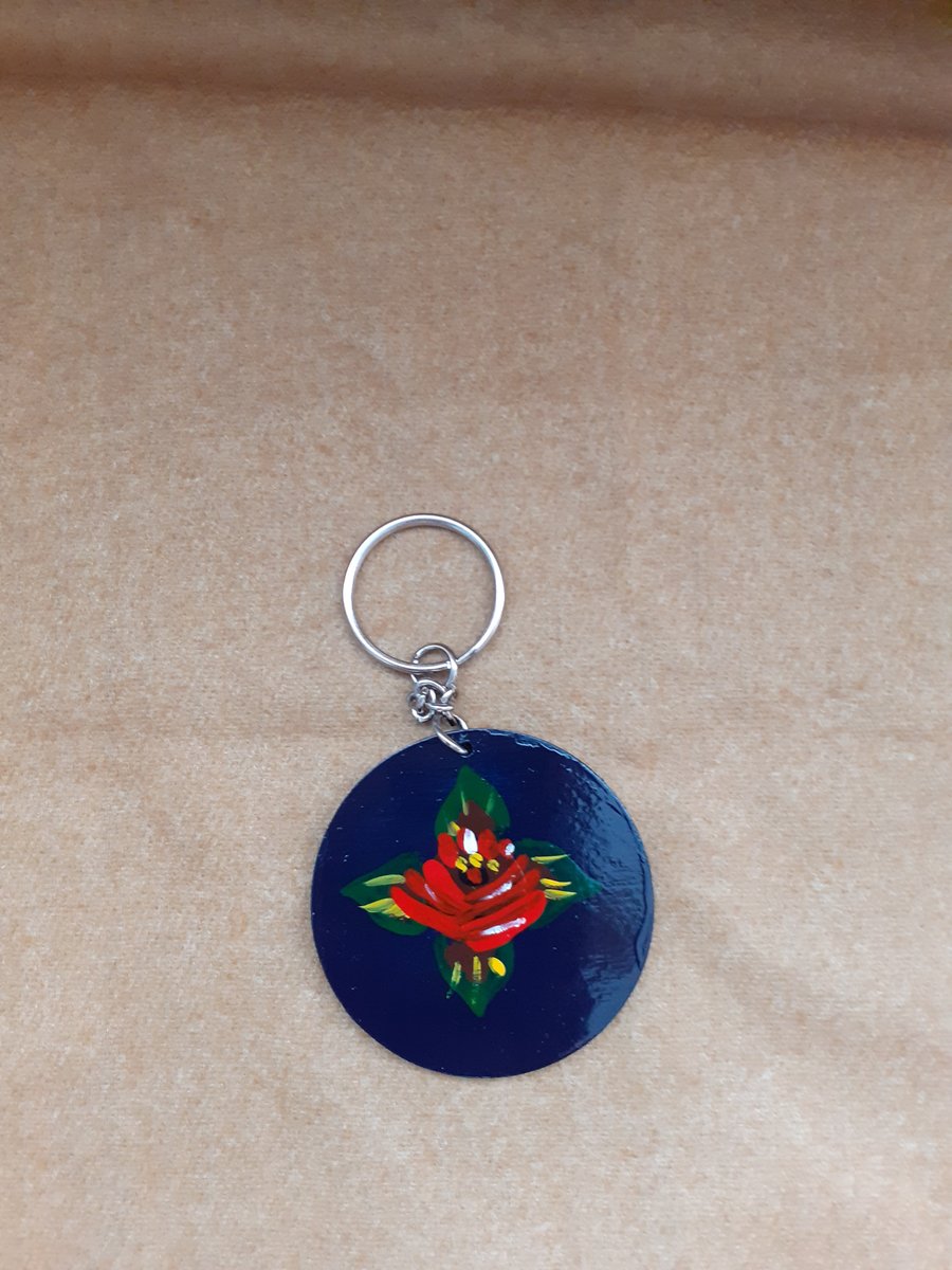 Dark blue keyring with canal art roses and daisy