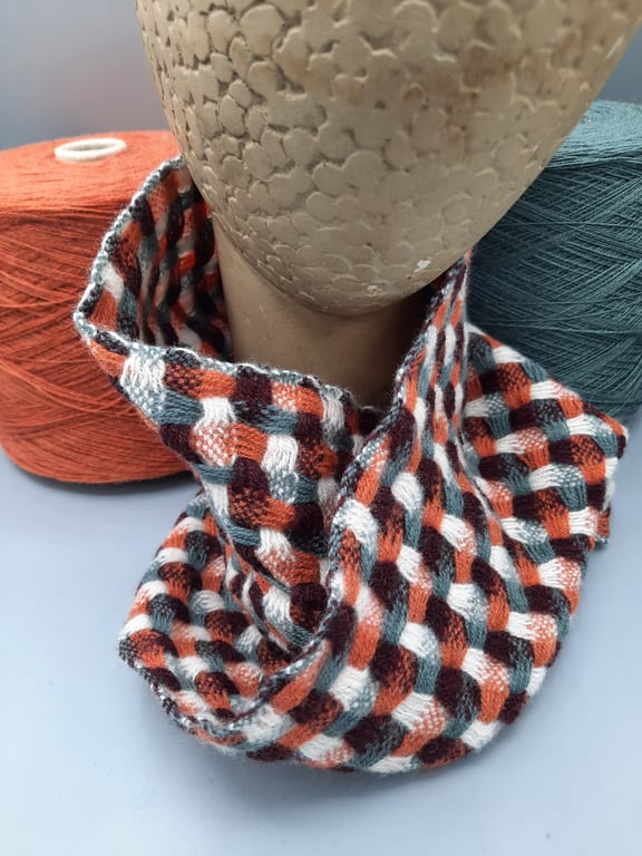 Cheerful chubby cowl with a twist - Burgundy cream