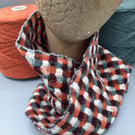 Cheerful chubby cowl with a twist - Burgundy cream