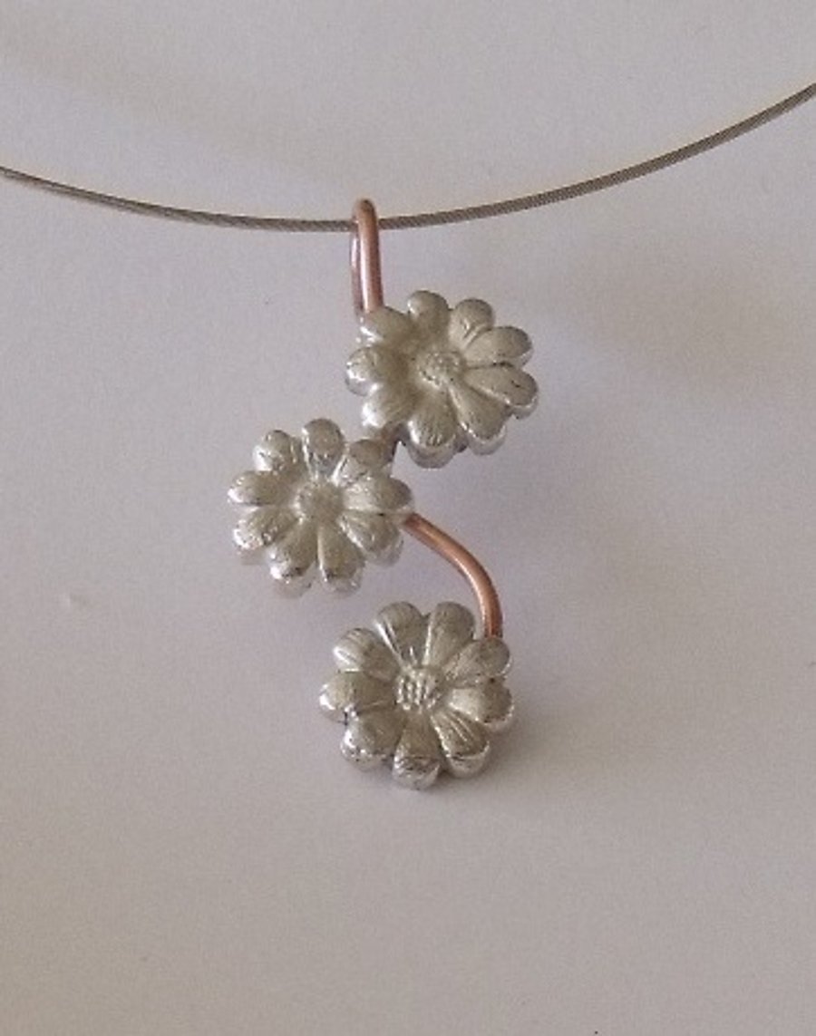 Fine silver daisy necklace