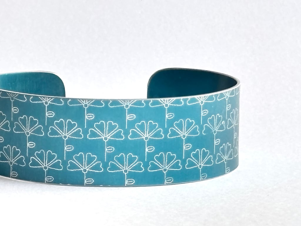Deco flower pattern cuff bracelet blue-grey