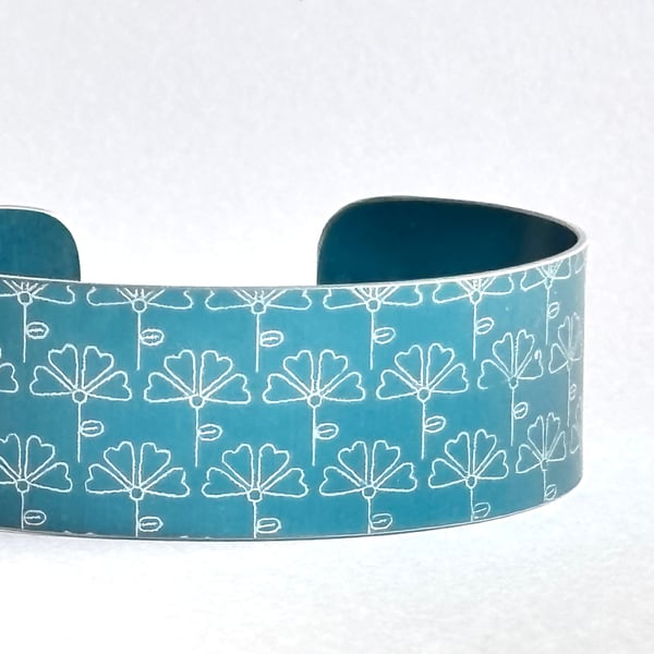 Deco flower pattern cuff bracelet blue-grey