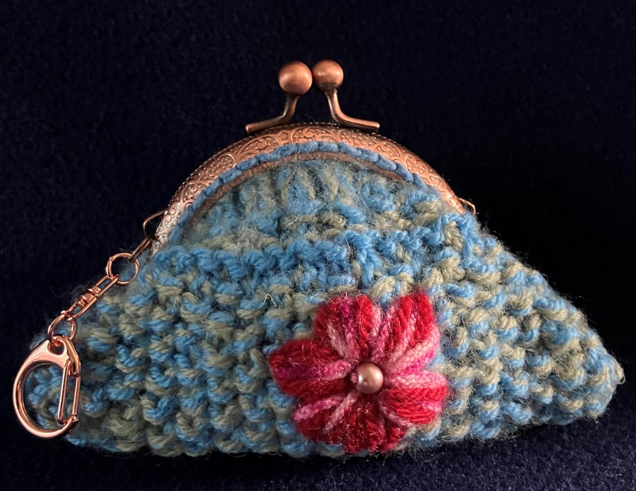 Vintage Style purse with an antique rose gold click shut clasp and clip