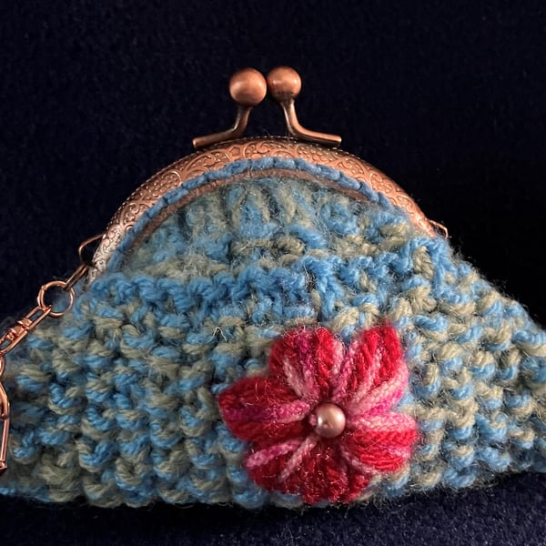 Vintage Style purse with an antique rose gold click shut clasp and clip