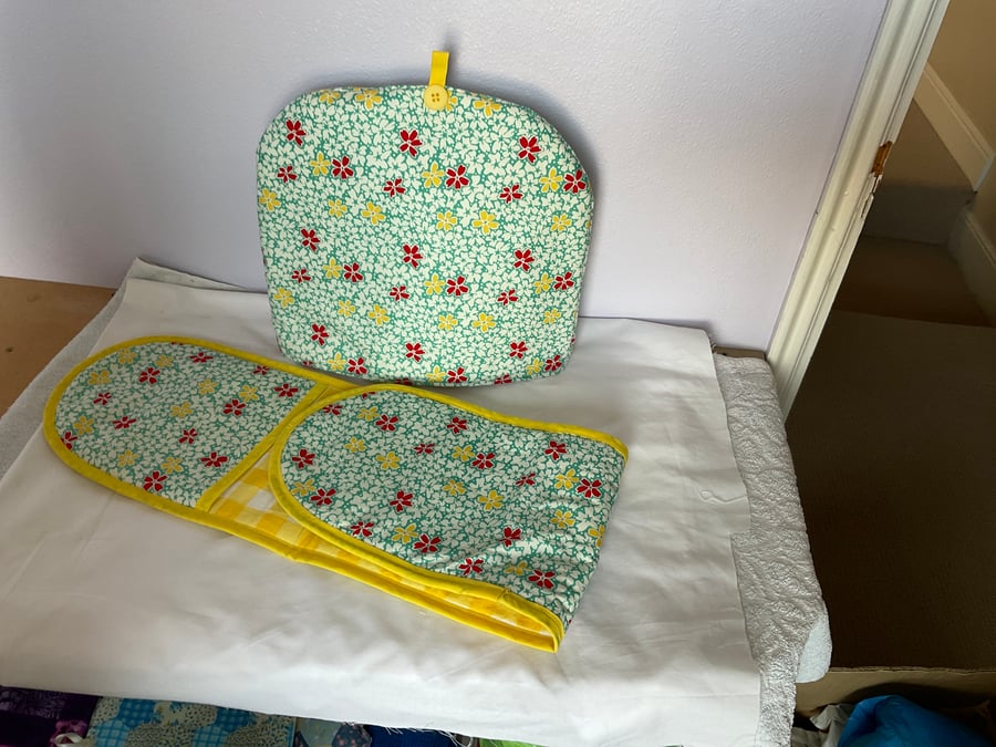 Tea cosy and oven gloves