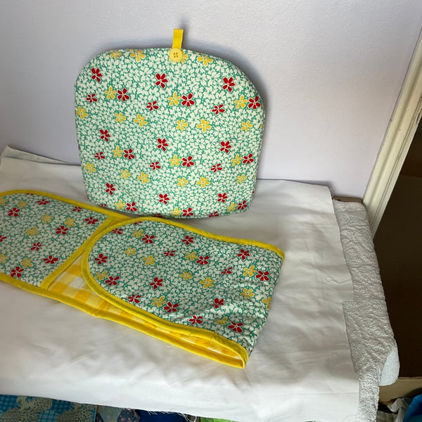 Tea cosy and oven gloves