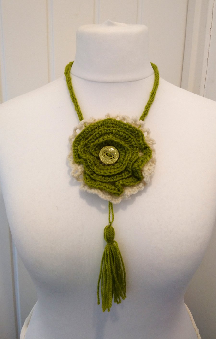 Crochet Pendant Necklace. Floral Necklace. 