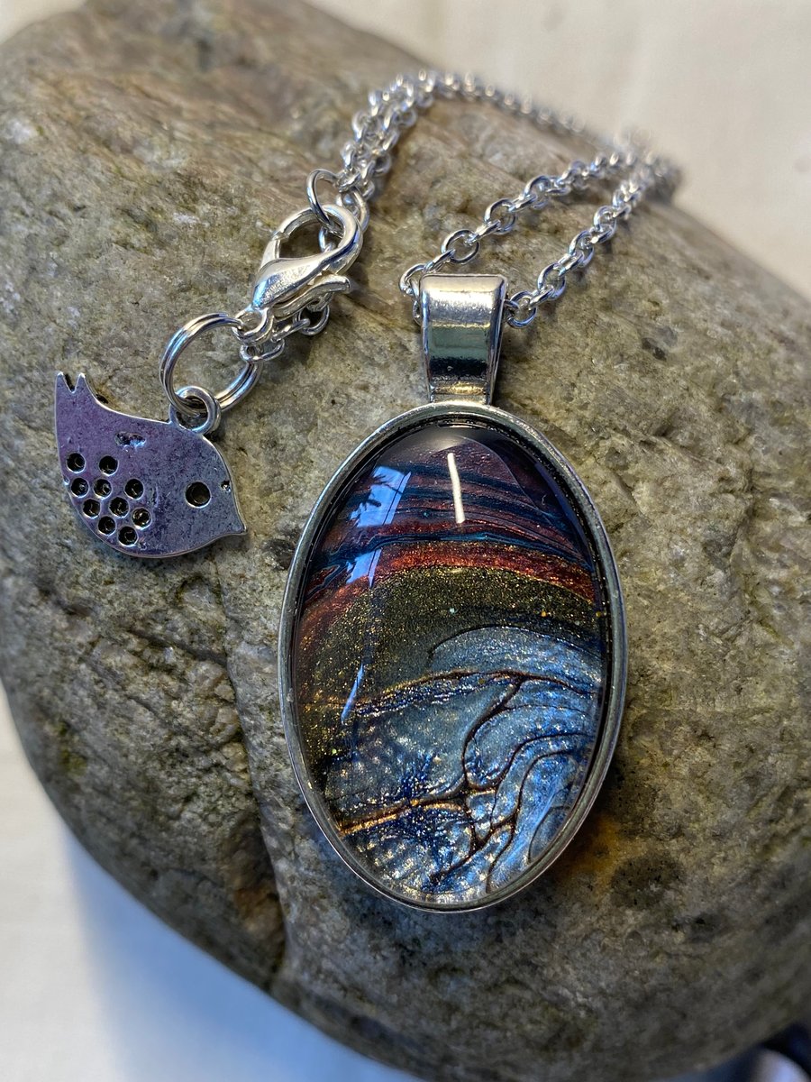 Mixed pigments silver coloured pendant necklace 