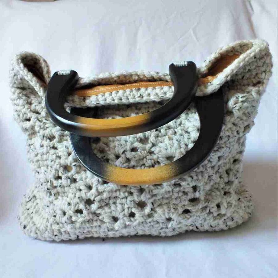 Crocheted lined bag with solid handles