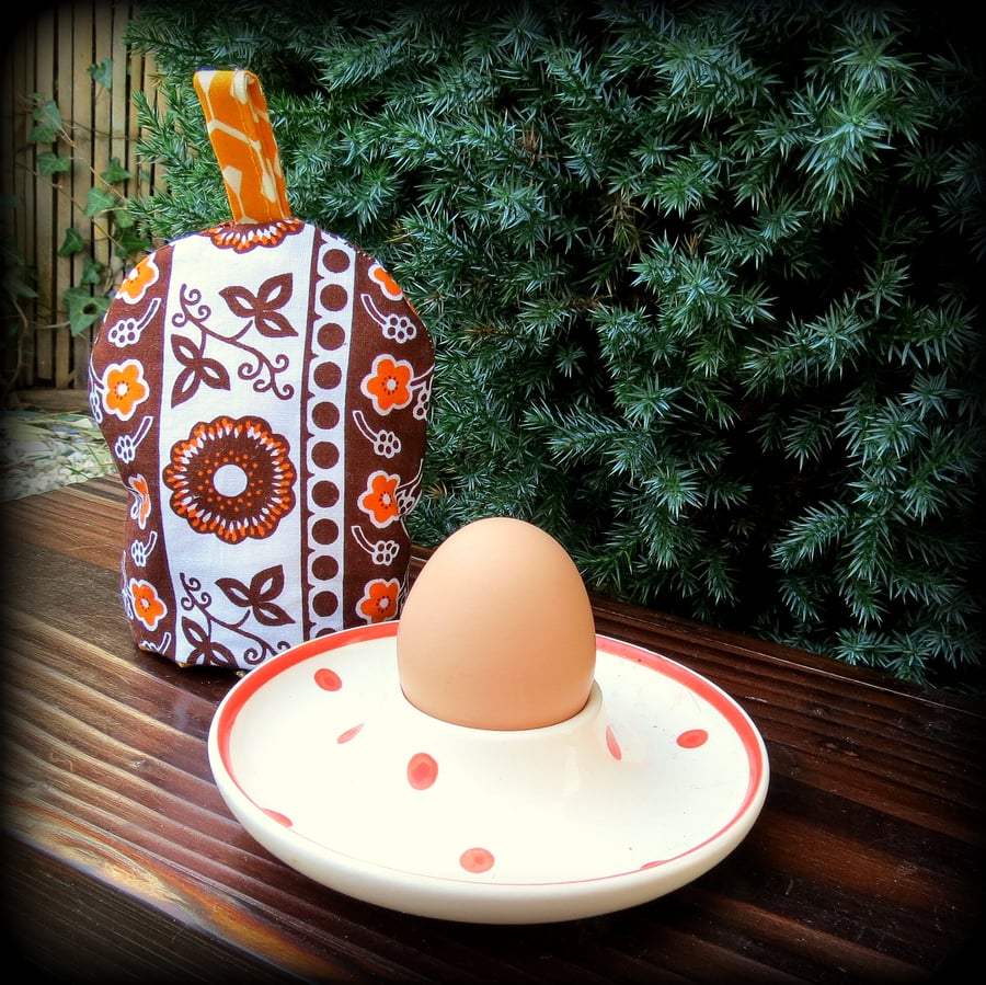 A retro flowerpower egg cosy. Keeping eggs cosy in vintage style.