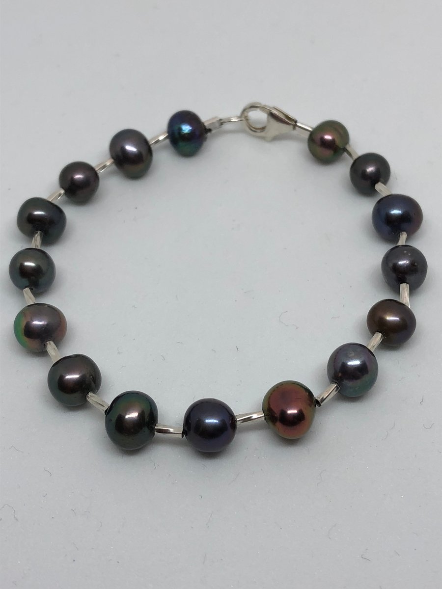 Black freshwater pearl and silver bracelet 