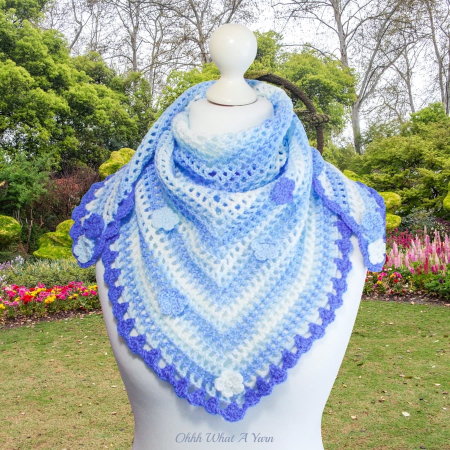 Blue and white crochet shawl, scarf, shawlette, wrap. Blue scarf. Blue wrap.