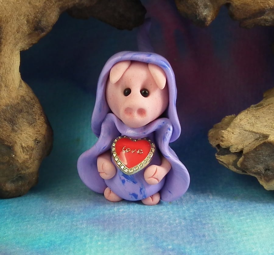 Village Mama-Pig 'Pia' with heart OOAK Sculpt by Ann Galvin