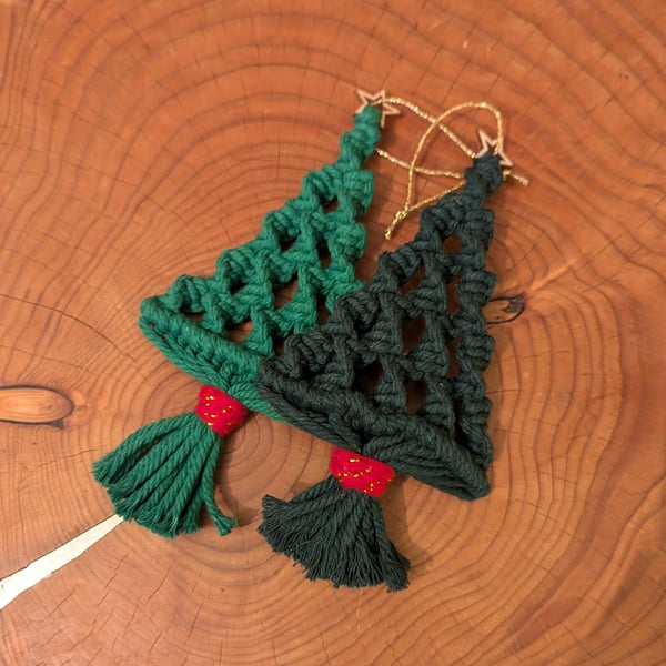 Macrame christmas tree decoration - mid green