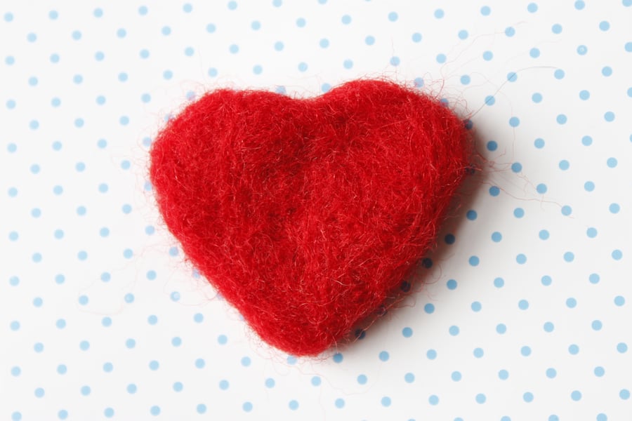 Needle felted heart brooch - red