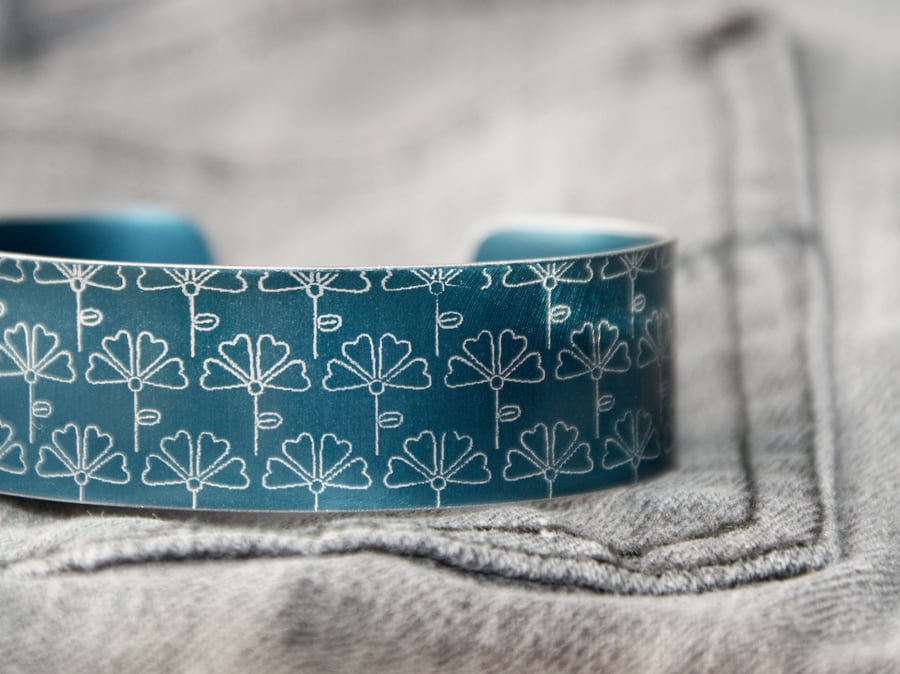 Geometric heart flower cuff bracelet dark blue
