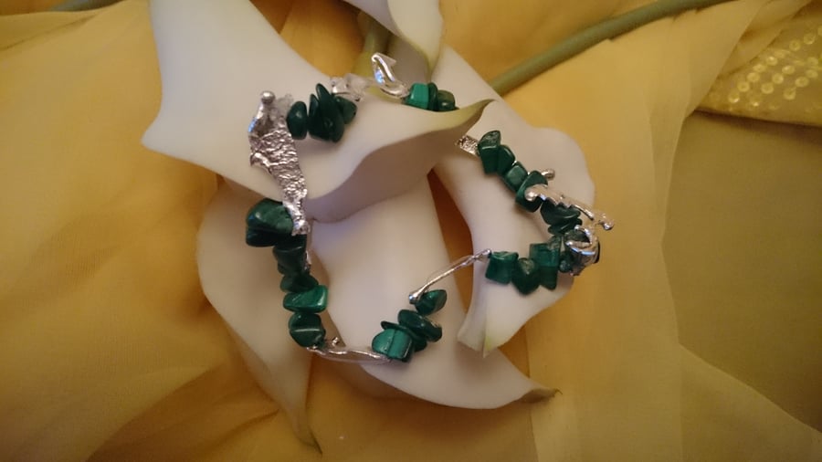 Melted sterling silver and malachite elasticated bracelet