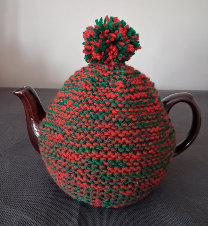 Small Hand Knitted Cosy In Red And Green Xmas Colours (A152)