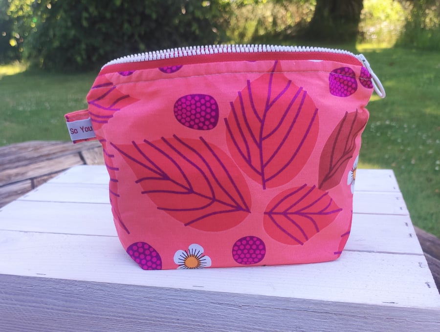 Small zip up pouch 2025