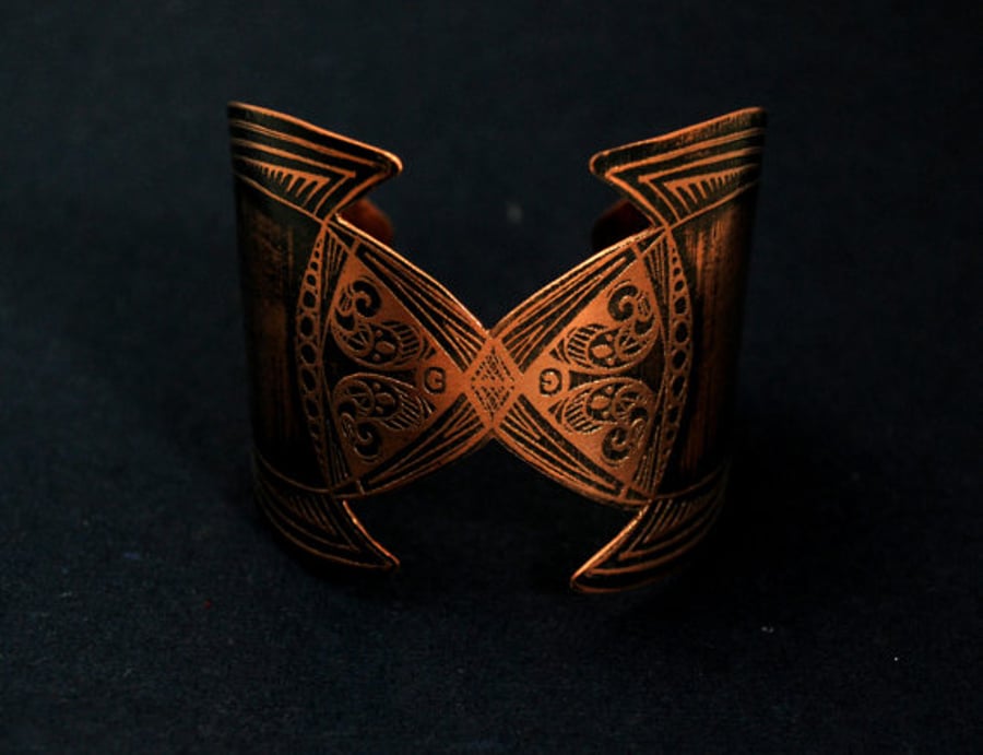 medieval etched cuff - copper elven cuff - armour cuff - futurisic