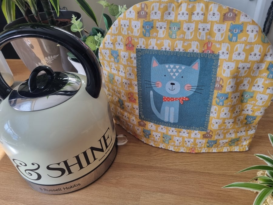 Quilted tea cosy, applique and patchwork. Cat themed.