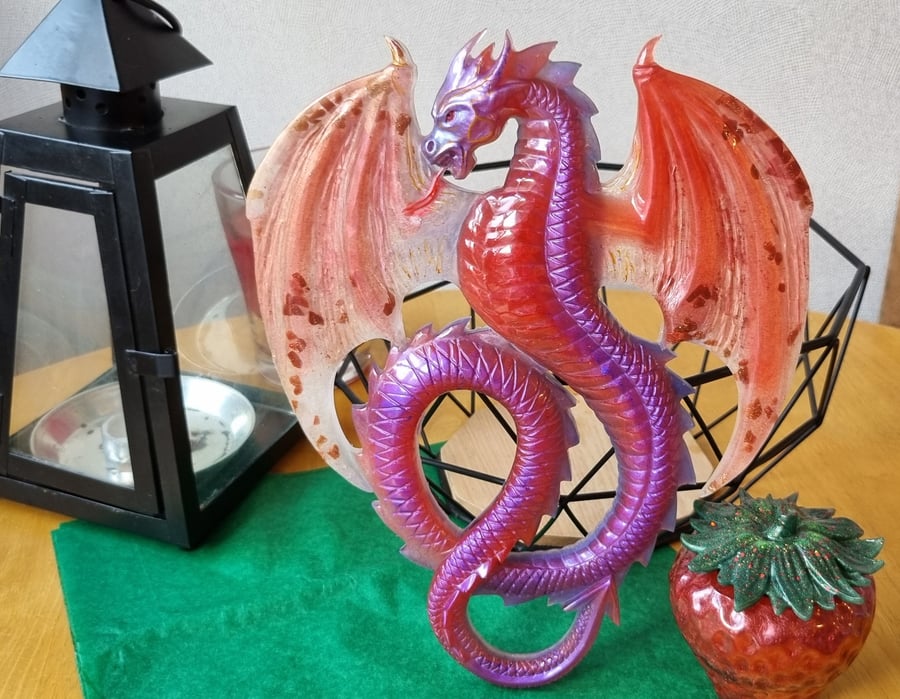 Resin volcanic blood dragon ornament ‘Volkan’, ideal for frames