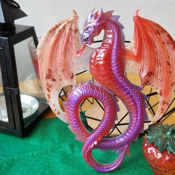 Resin volcanic blood dragon ornament ‘Volkan’, ideal for frames