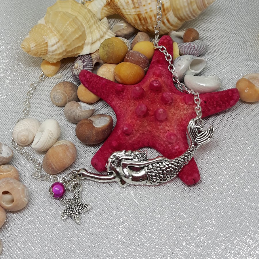 NL294 Swimming Mermaid necklace with starfish and pink miracle bead