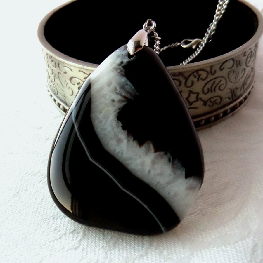 Black & white agate pendant necklace