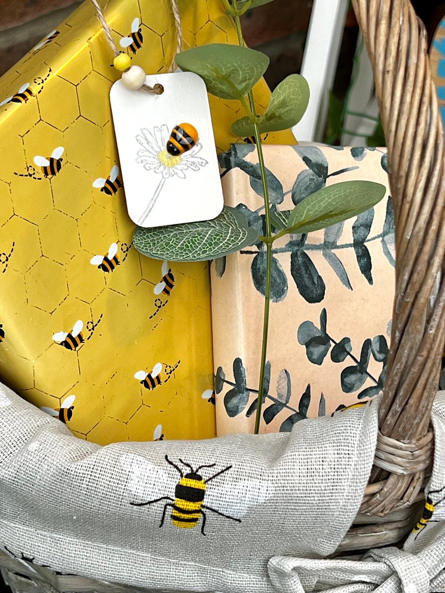 Gift tag or wooden hanging decoration - ‘Flower Bee’ White