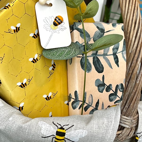 Gift tag or wooden hanging decoration - ‘Flower Bee’ White