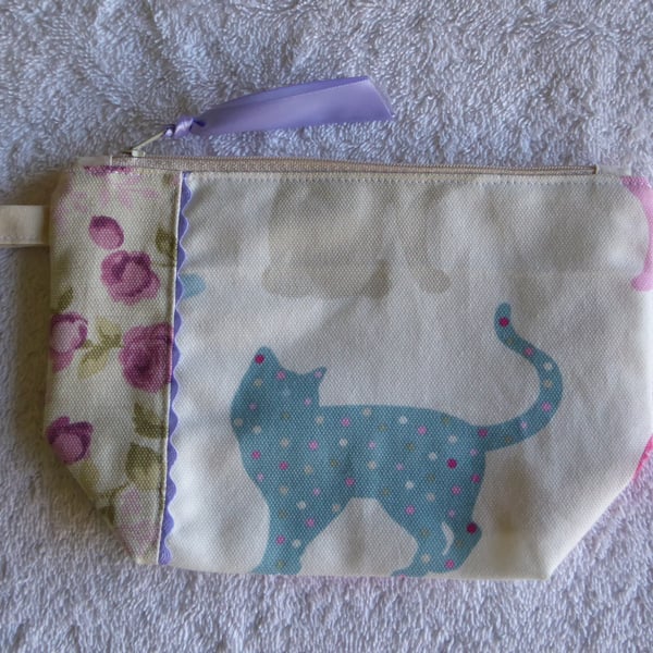 Cats and Roses Zipped Purse. Fully Lined with Gusset and Zip Pull. Ric Rac Trim